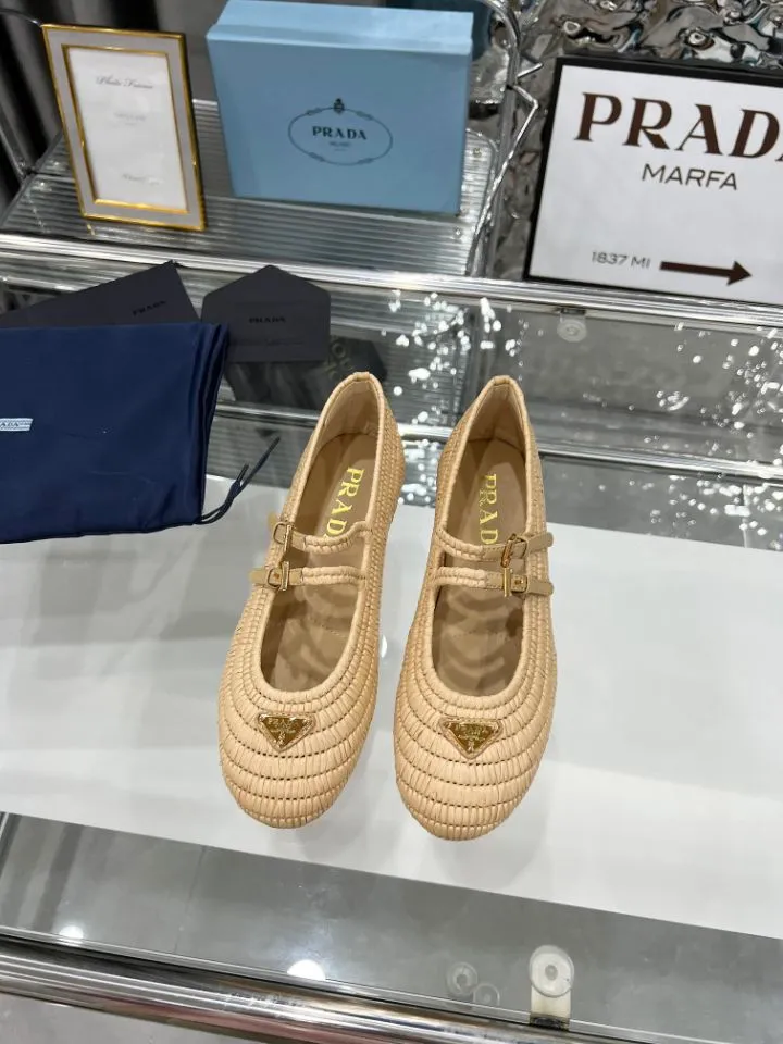👟👟Ex-factory price 660👟👟 25ss ❤❤PRADA new summer espadrille shoes PRAD summer limited Prada espadrille shoes This time, the ballet shoe silhouette reinterprets the classic from a new seasonal perspective. Prada's summer style reflects the brand's ever-evolving aesthetic 🔥 Softly deconstructed flat silhouettes 🔥 Rooted in a new concept of formal style. 🔥Female elements are reinterpreted with a light attitude, and natural materials enhance the seasonal atmosphere. 🔥Add texture and lazy elegance. The entire pair of shoes has 3888 holes with intricate workmanship. The imported raffia is all hand-woven. The original version is made 1:1. Sizes 35-41 (no rush orders!!!)
